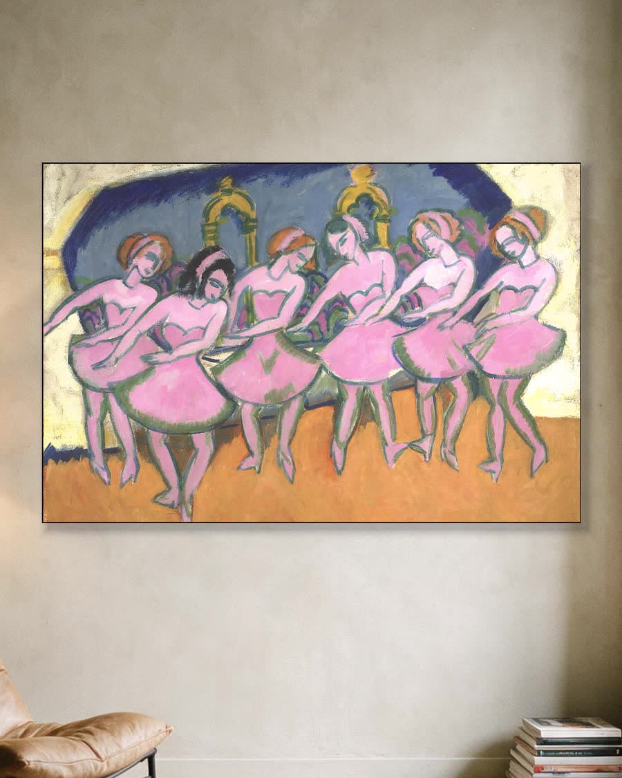 Zes danseressen in een aluminium frame aan dezelfde muur
