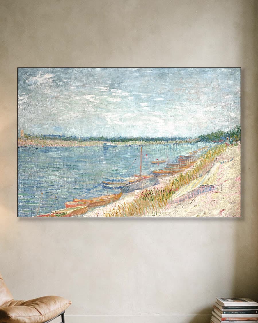 Aangemeerde boten in een aluminium frame aan dezelfde muur