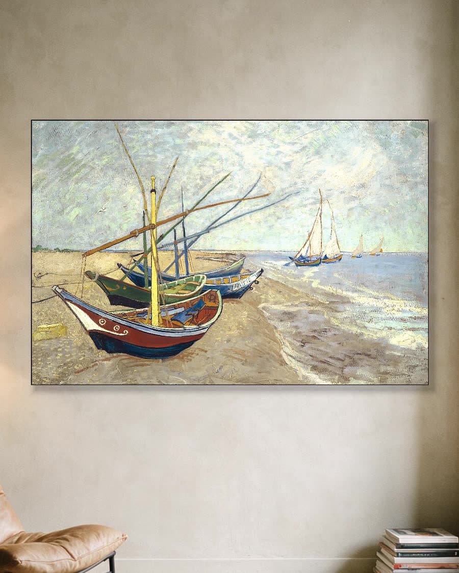 Vissersboten op het strand van Les Saintes-Maries-de-la-Mer in een aluminium frame aan dezelfde muur