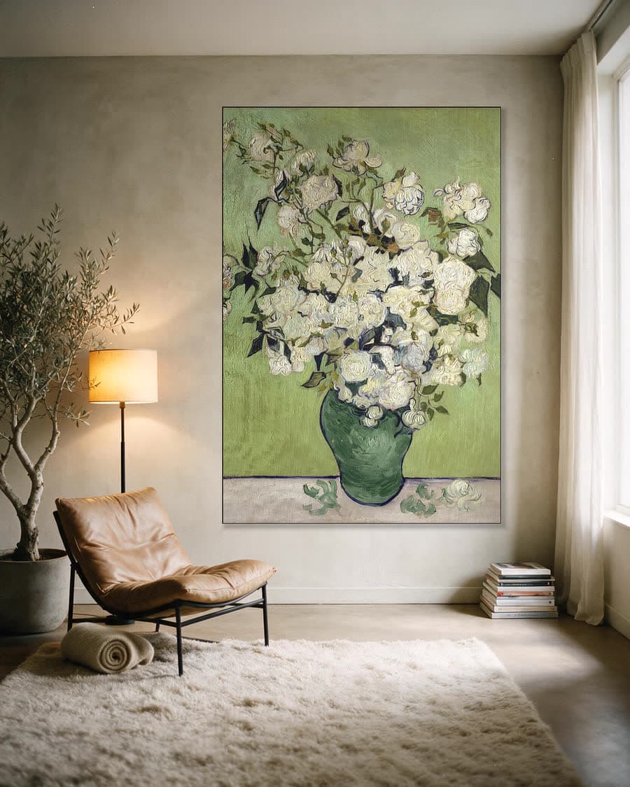 Vaas met rozen in een aluminium frame aan dezelfde muur