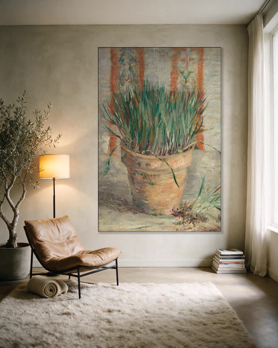 Bloempot met bieslook in een aluminium frame aan dezelfde muur
