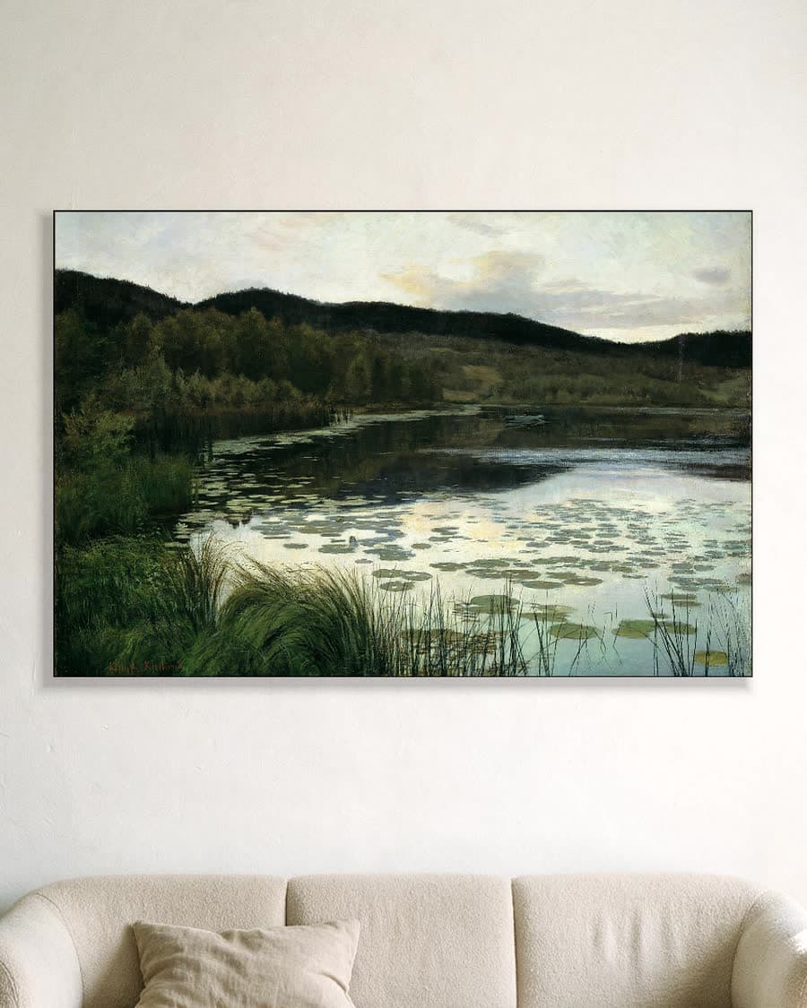Rustig meer met waterlelies in een aluminium frame aan dezelfde muur