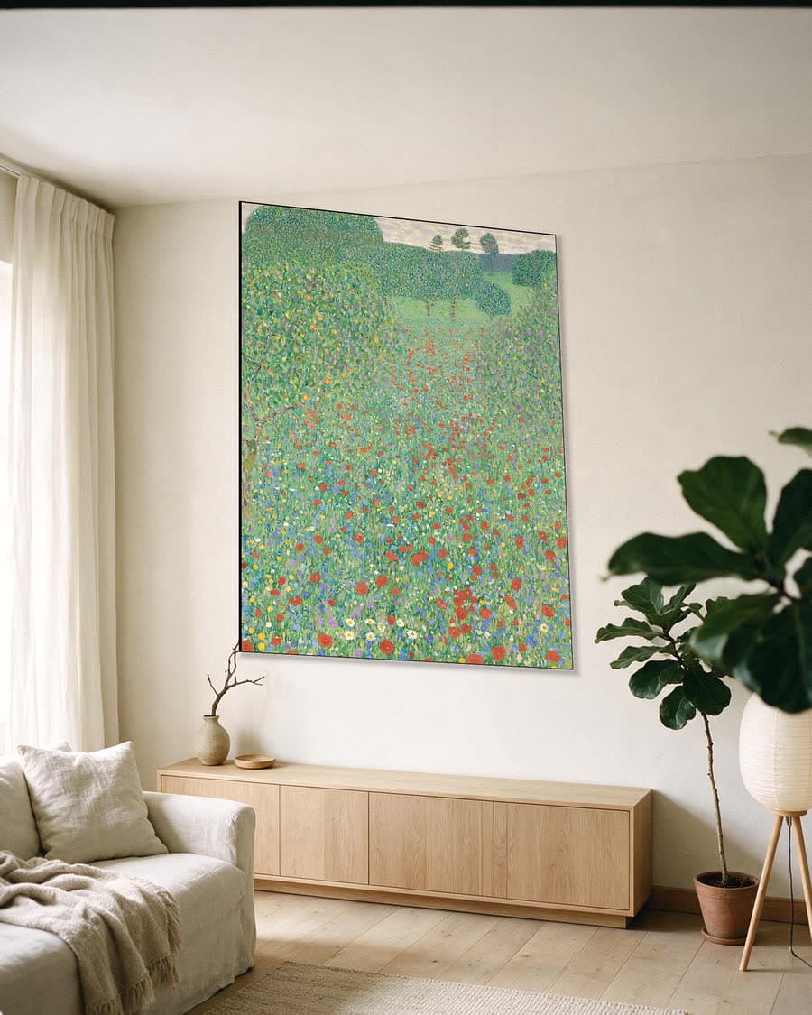 Bloeiende klaprozen in een aluminium frame aan dezelfde muur