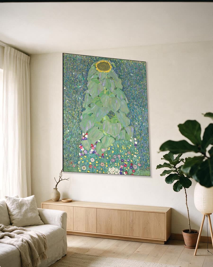 Zonnebloem in een aluminium frame aan dezelfde muur