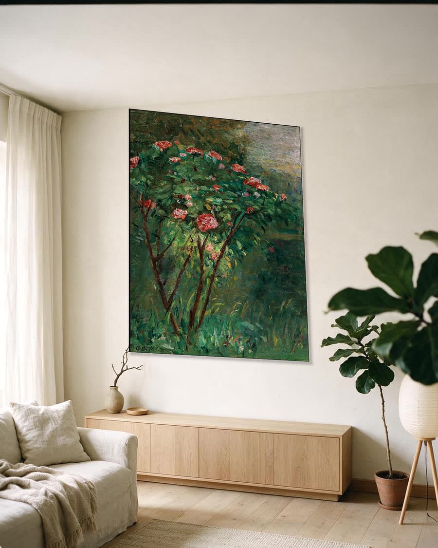 De bloeiende rozenstruik in een aluminium frame aan dezelfde muur
