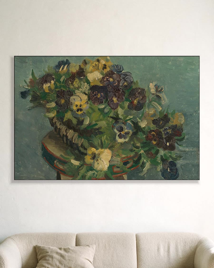 Mand met viooltjes in een aluminium frame aan dezelfde muur