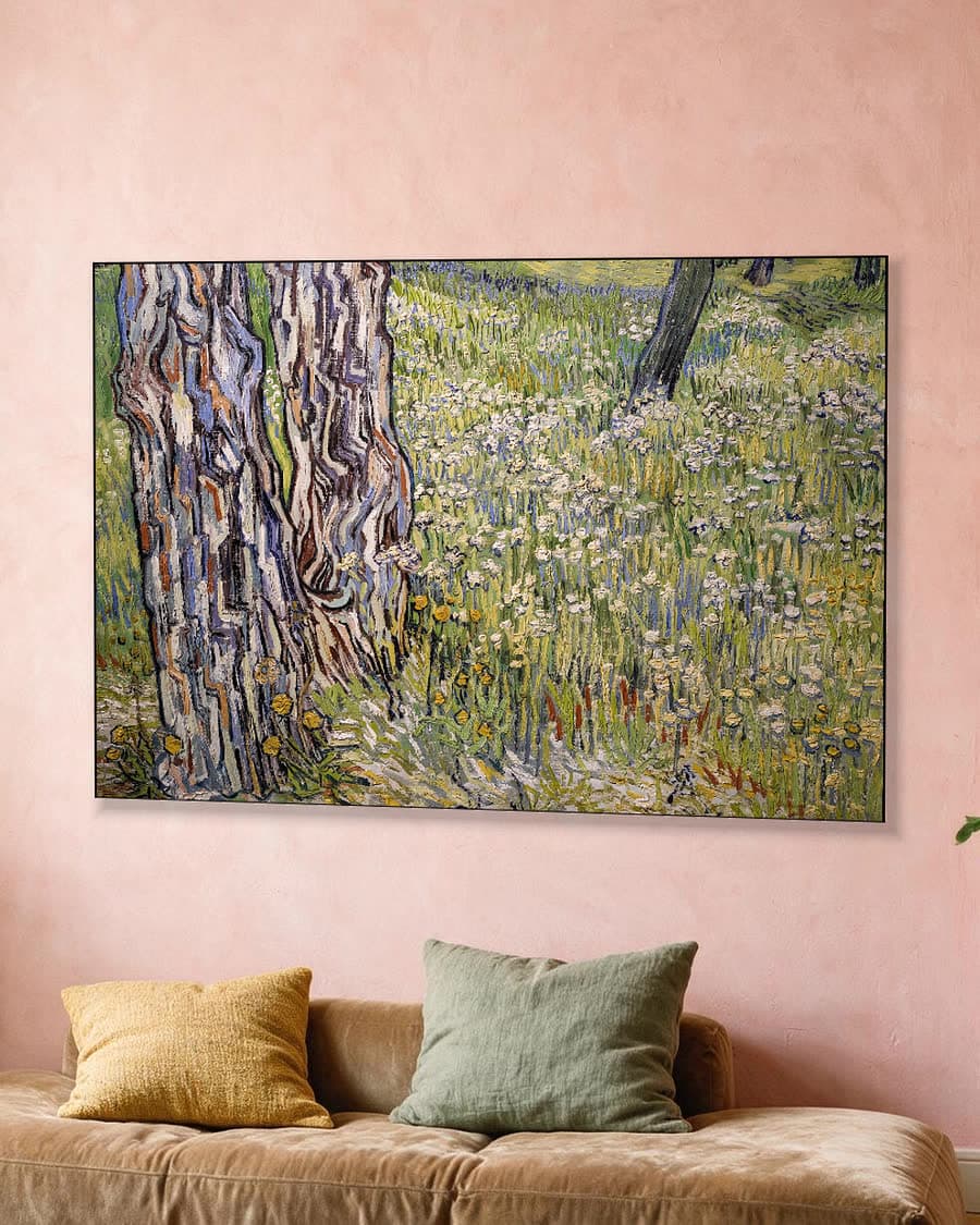 Bloeiende weide met bomen en paardenbloemen in een aluminium frame aan dezelfde muur