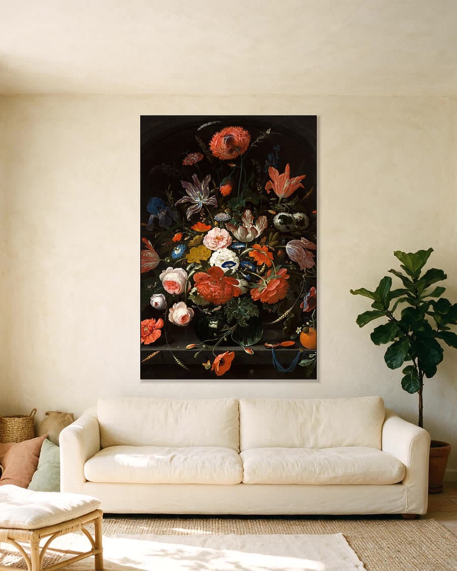 Bloemen in een glazen vaas in een aluminium frame aan dezelfde muur