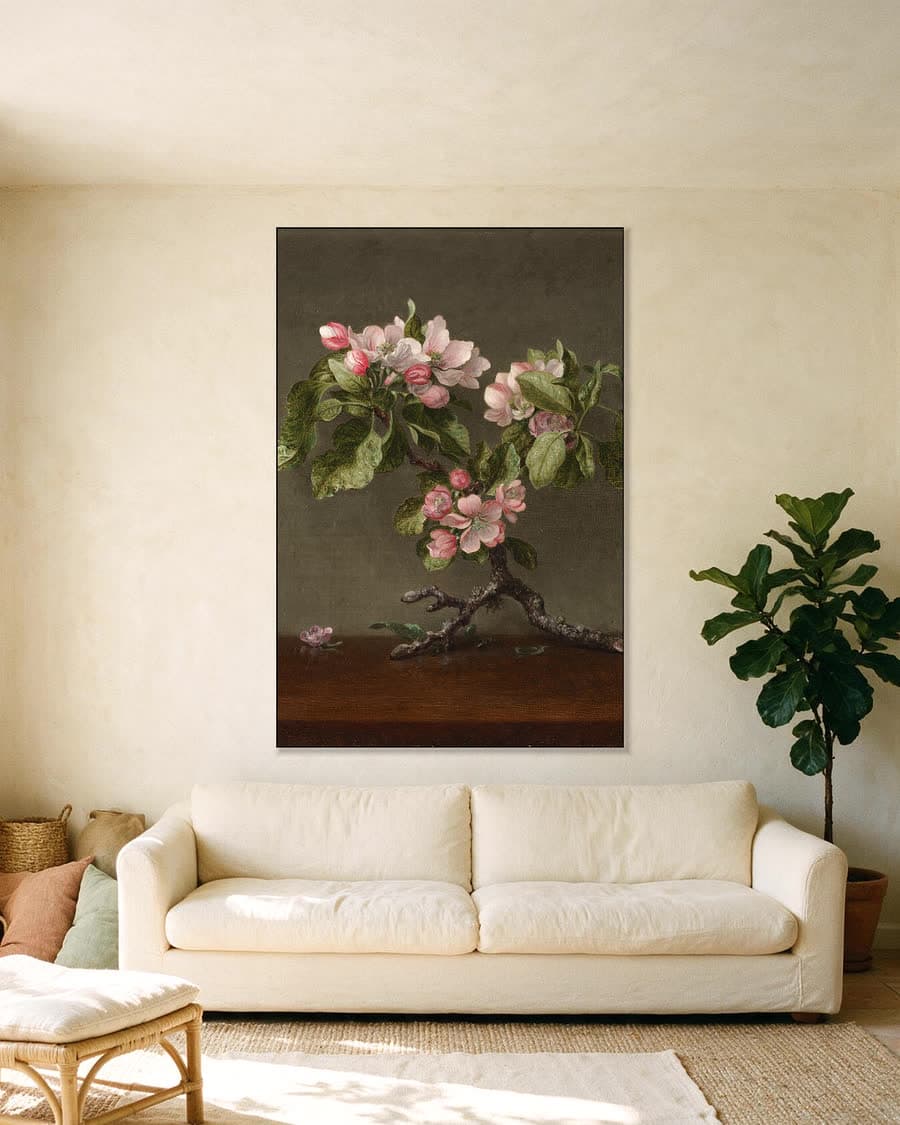 Appelbloesem in een aluminium frame aan dezelfde muur