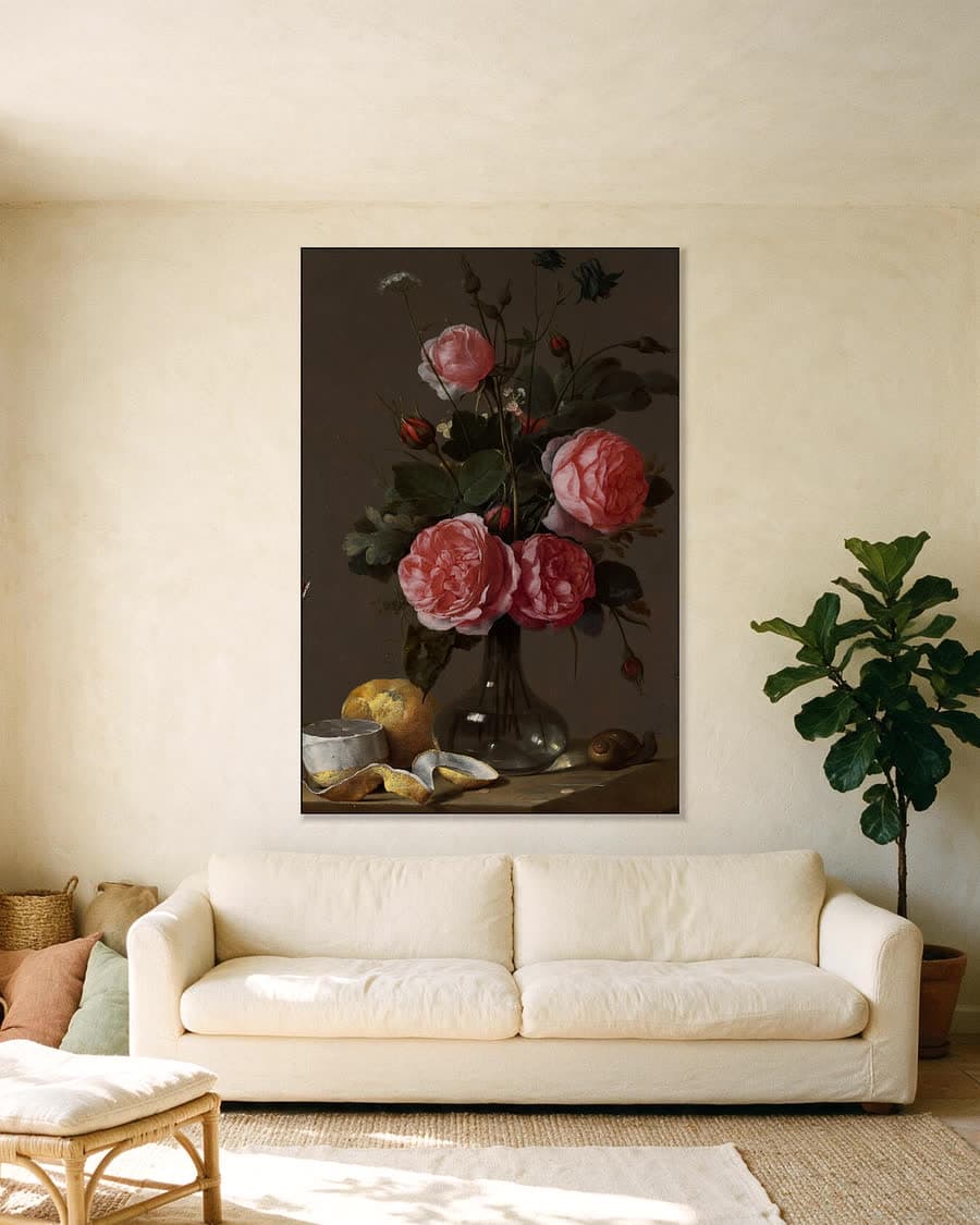 Bloemenstilleven in een glazen vaas in een aluminium frame aan dezelfde muur