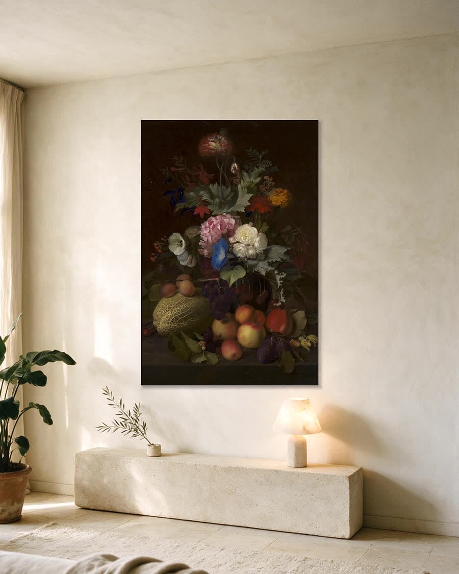 Bloemen en fruit in een vaas in een aluminium frame aan dezelfde muur