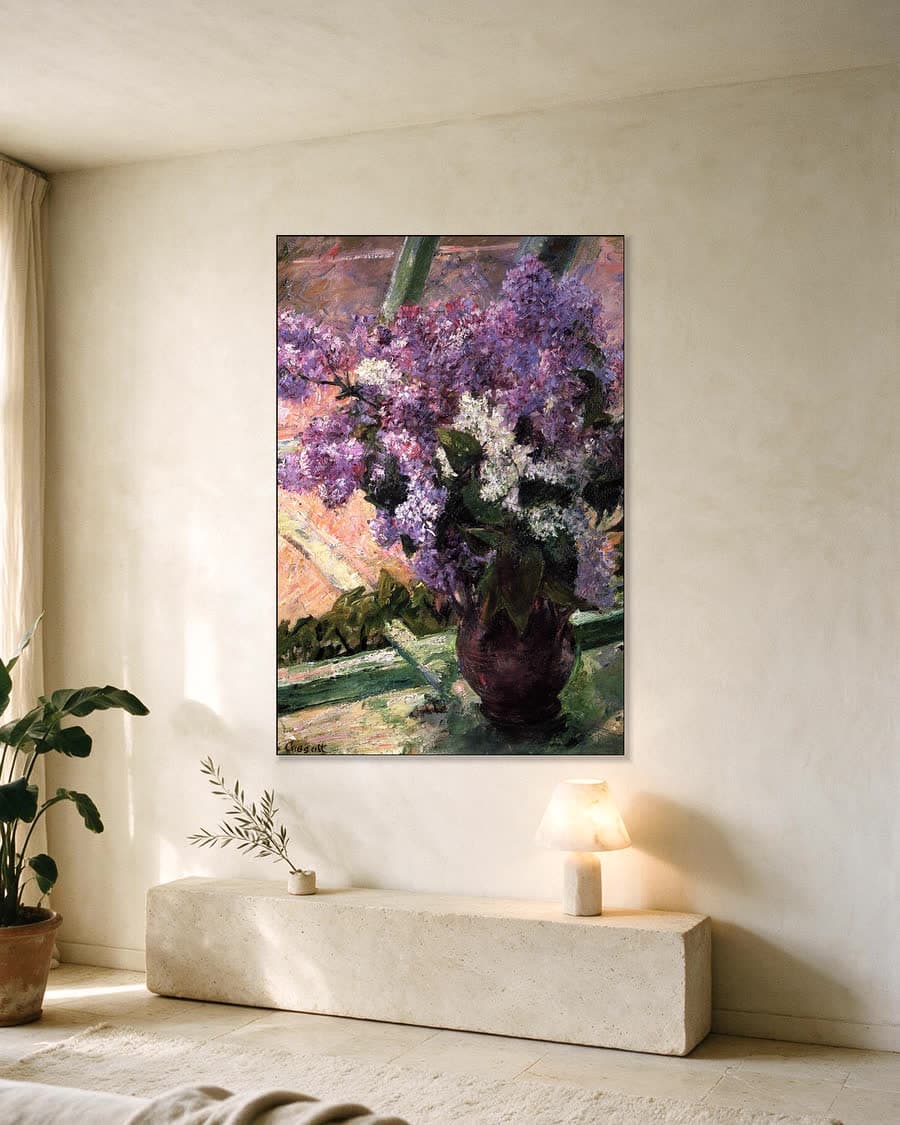 Lilacs in a Window (1880-83) in een aluminium frame aan dezelfde muur