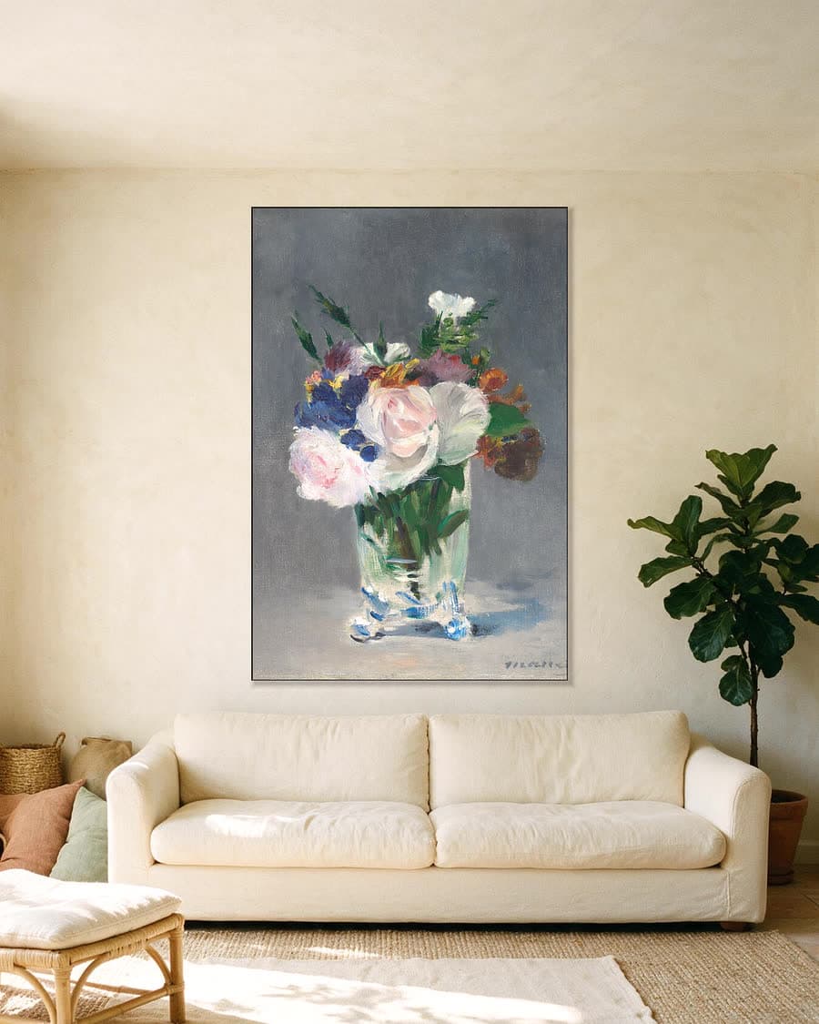 Bloemen in een kristallen vaas in een aluminium frame aan dezelfde muur