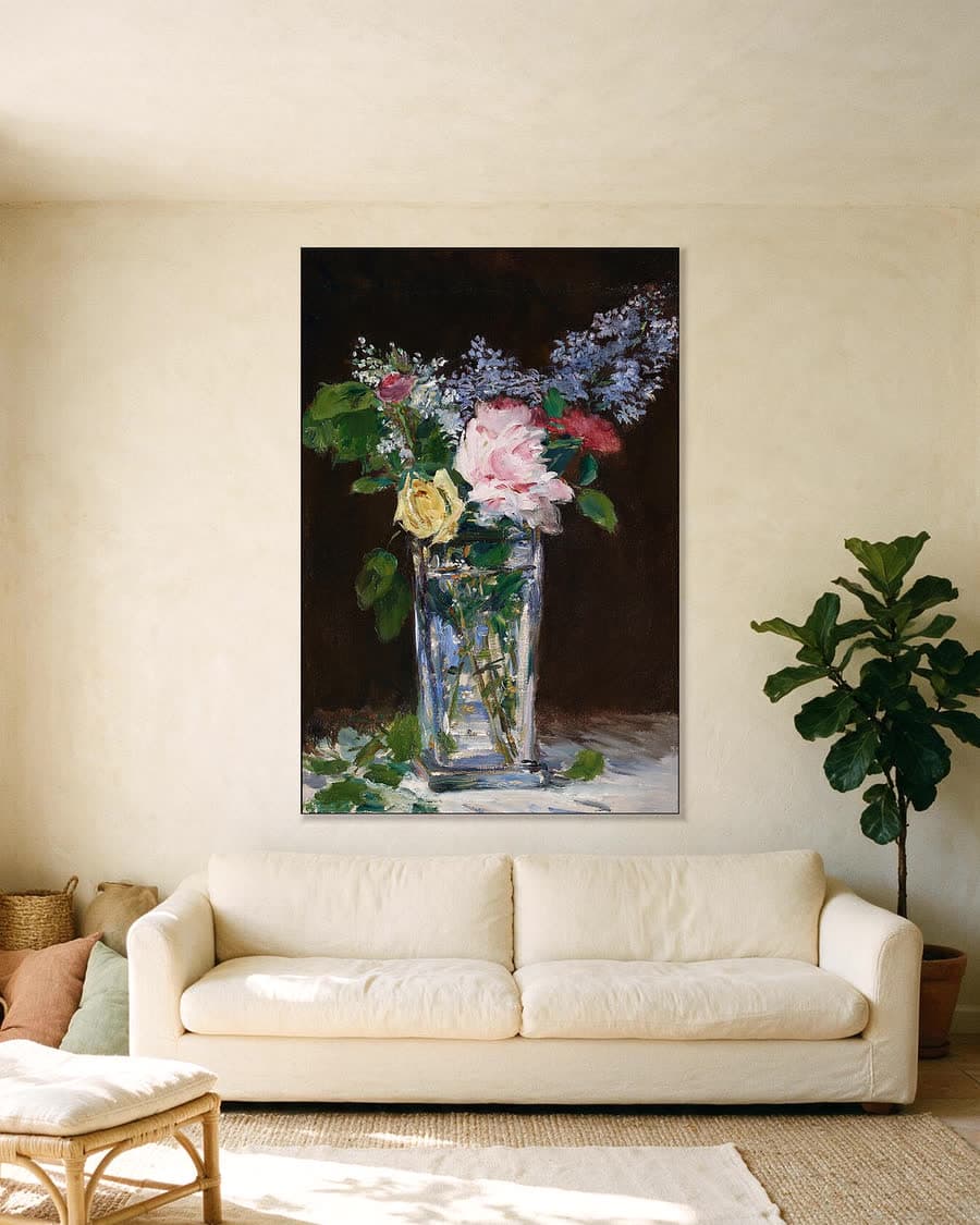 Vaas met rozen en seringen in een aluminium frame aan dezelfde muur