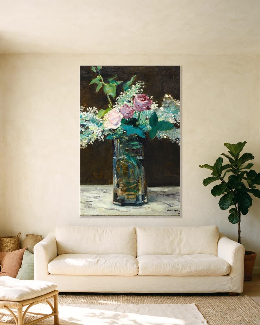 Vaas met witte seringen en rozen in een aluminium frame aan dezelfde muur