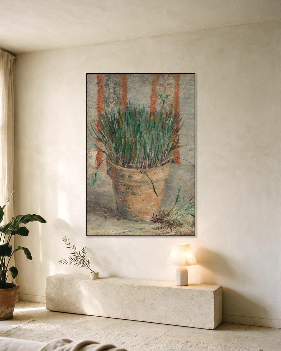 Bloempot met bieslook in een aluminium frame aan dezelfde muur