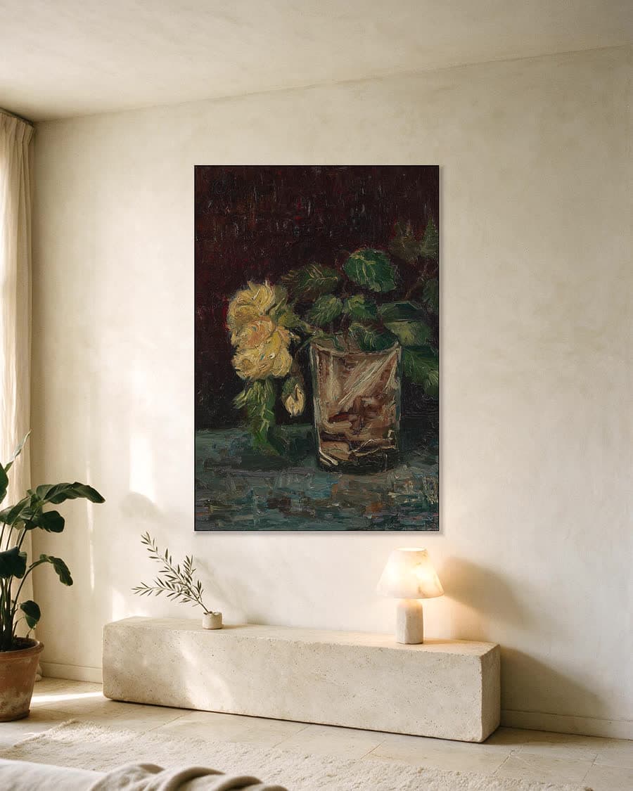 Glas met gele rozen in een aluminium frame aan dezelfde muur