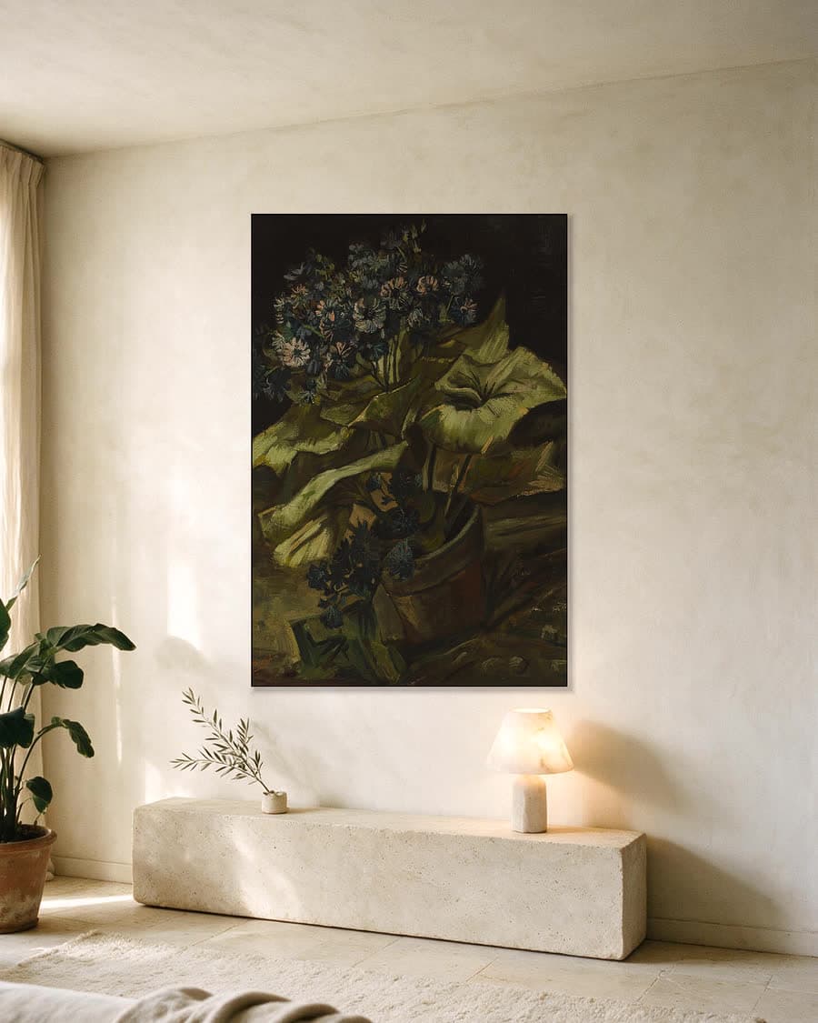 Cineraria in een aluminium frame aan dezelfde muur