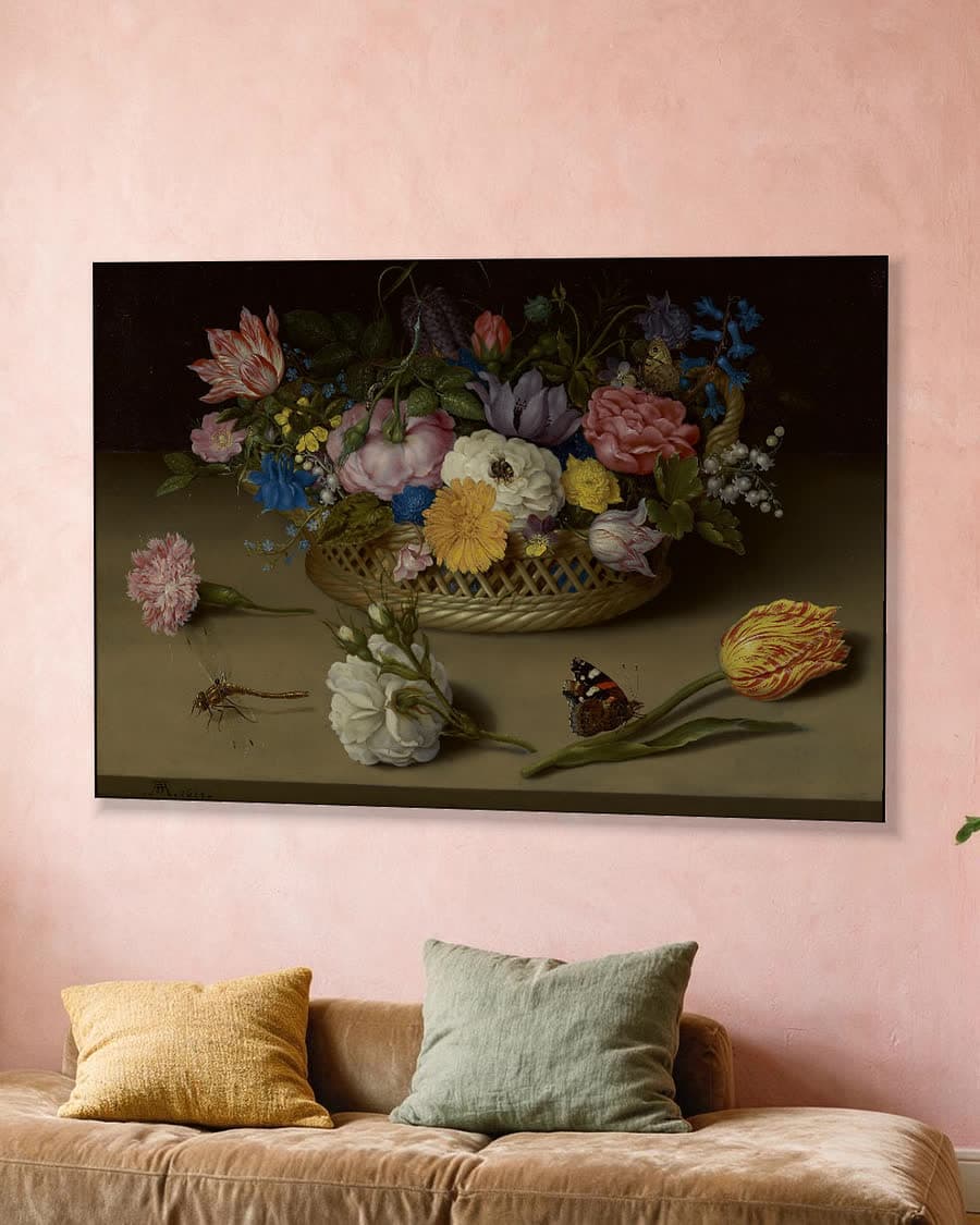 Bloemstilleven in een aluminium frame aan dezelfde muur