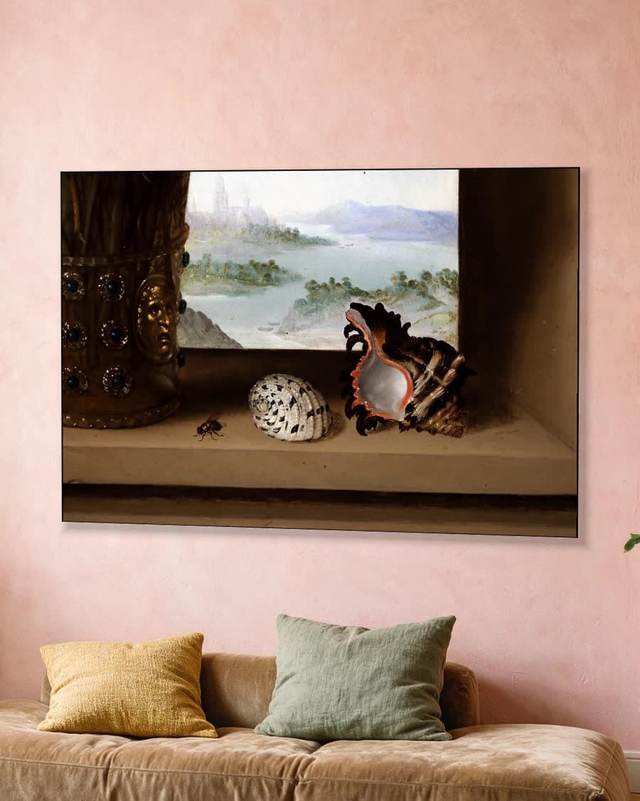 Vaas met bloemen in een aluminium frame aan dezelfde muur