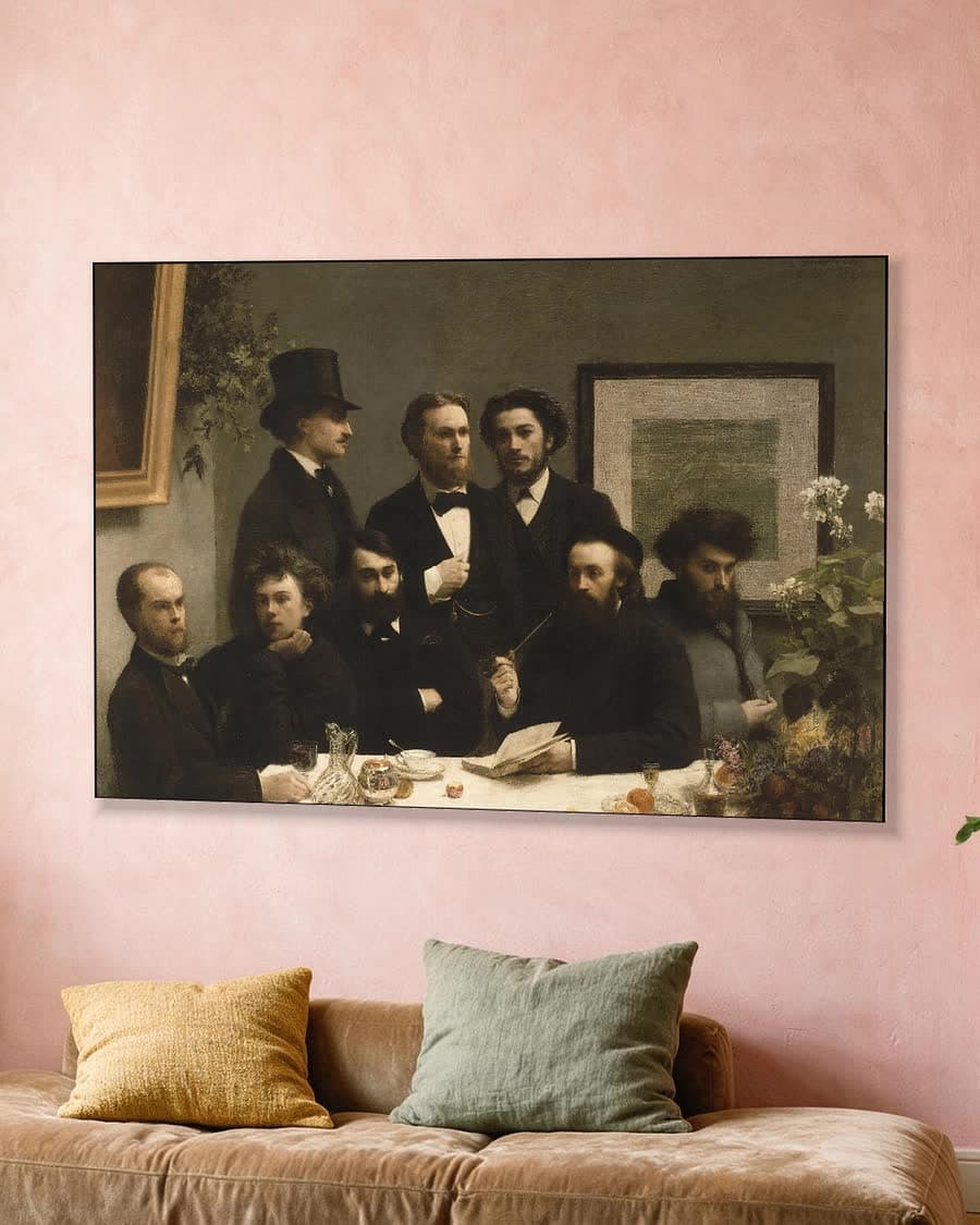 Een hoek van de tafel in een aluminium frame aan dezelfde muur
