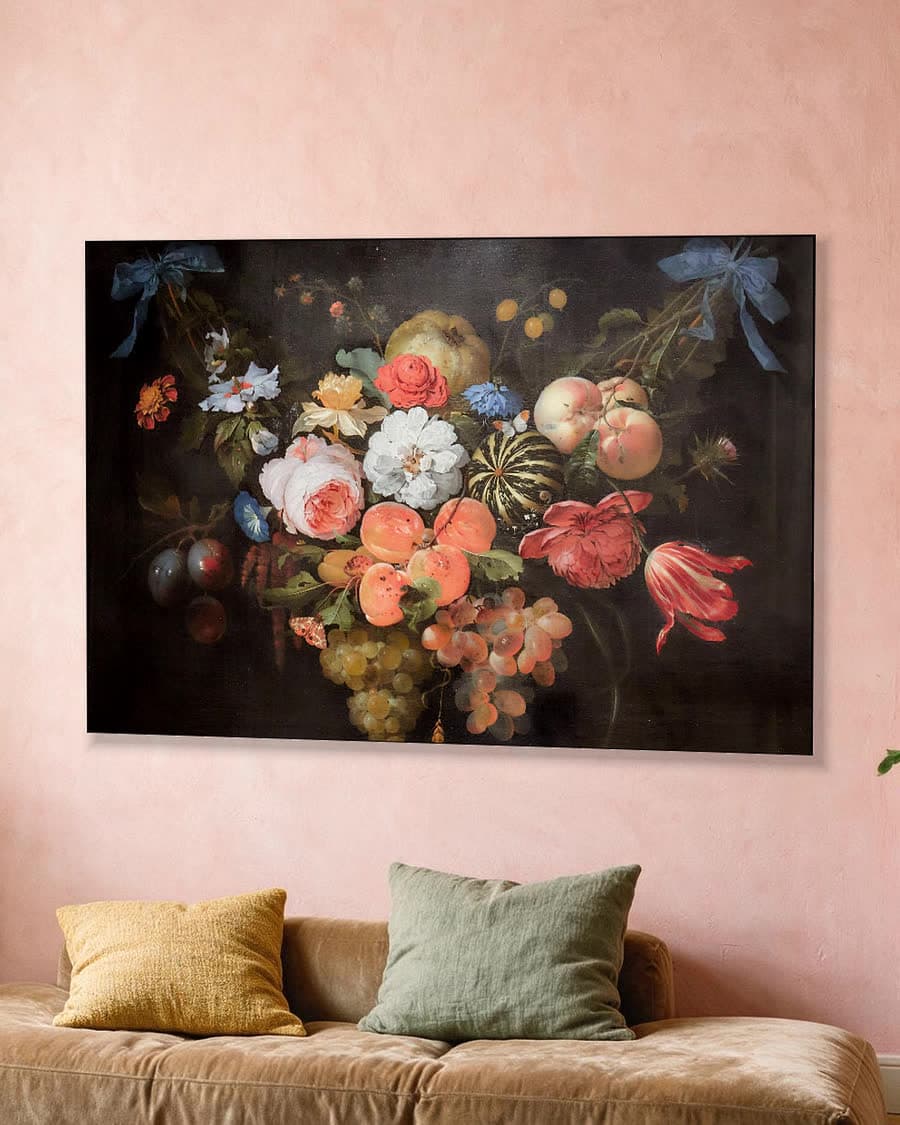 Slinger van fruit en bloemen in een aluminium frame aan dezelfde muur
