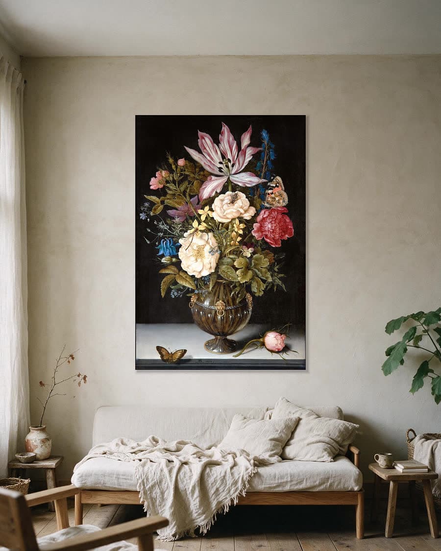 Bloemstilleven met tulpen in een aluminium frame aan dezelfde muur