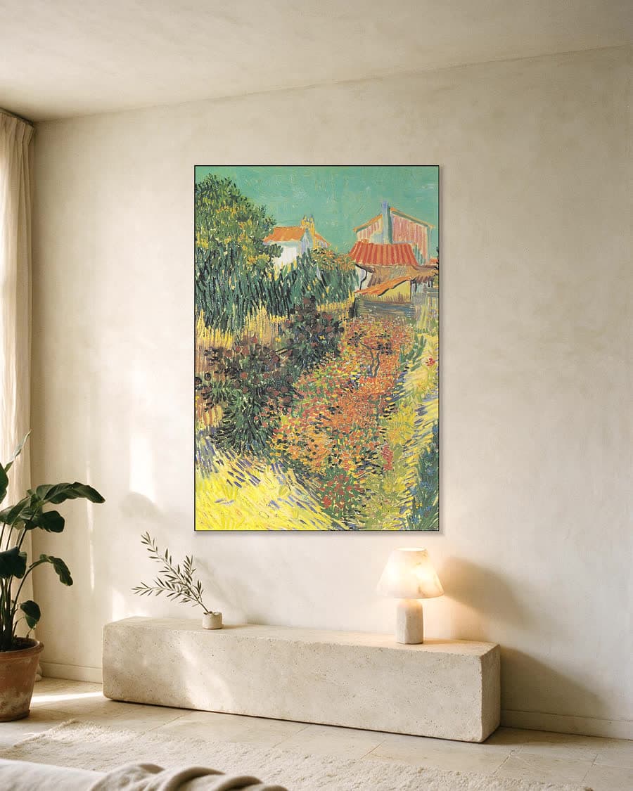 Middag, of tuin achter een huis in een aluminium frame aan dezelfde muur
