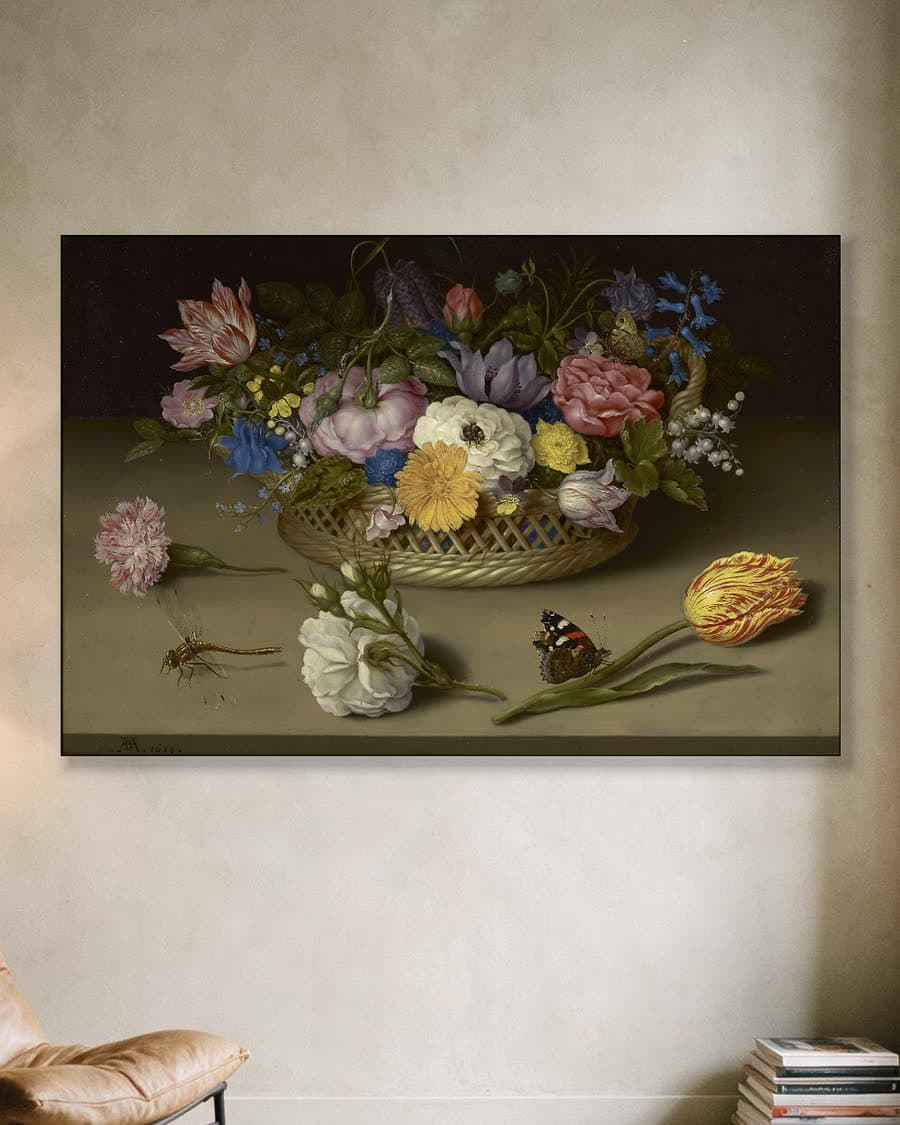 Boeket bloemen in een aluminium frame aan dezelfde muur