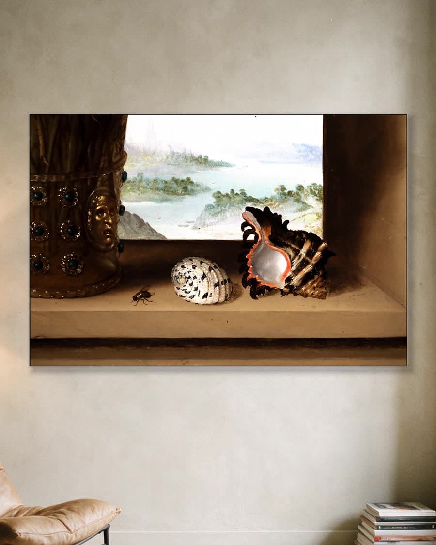 Vaas met bloemen in een aluminium frame aan dezelfde muur