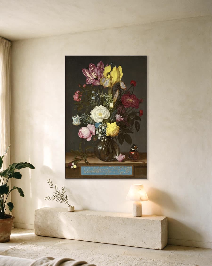 Boeket bloemen in een glazen vaas in een aluminium frame aan dezelfde muur