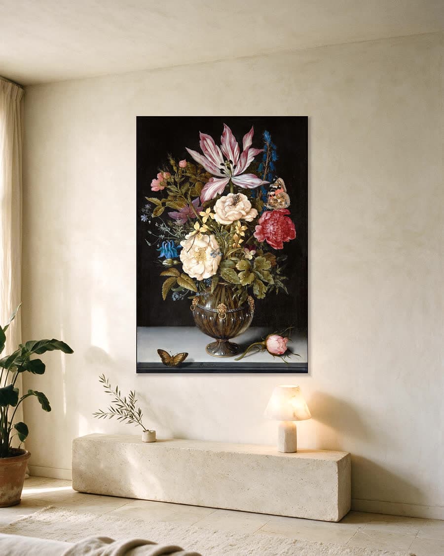 Bloemstilleven met tulpen in een aluminium frame aan dezelfde muur