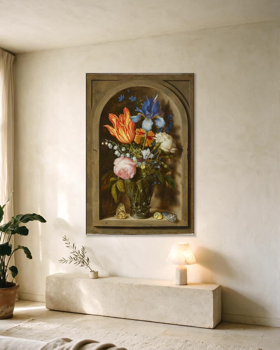 Boeket in een glazen vaas in een aluminium frame aan dezelfde muur
