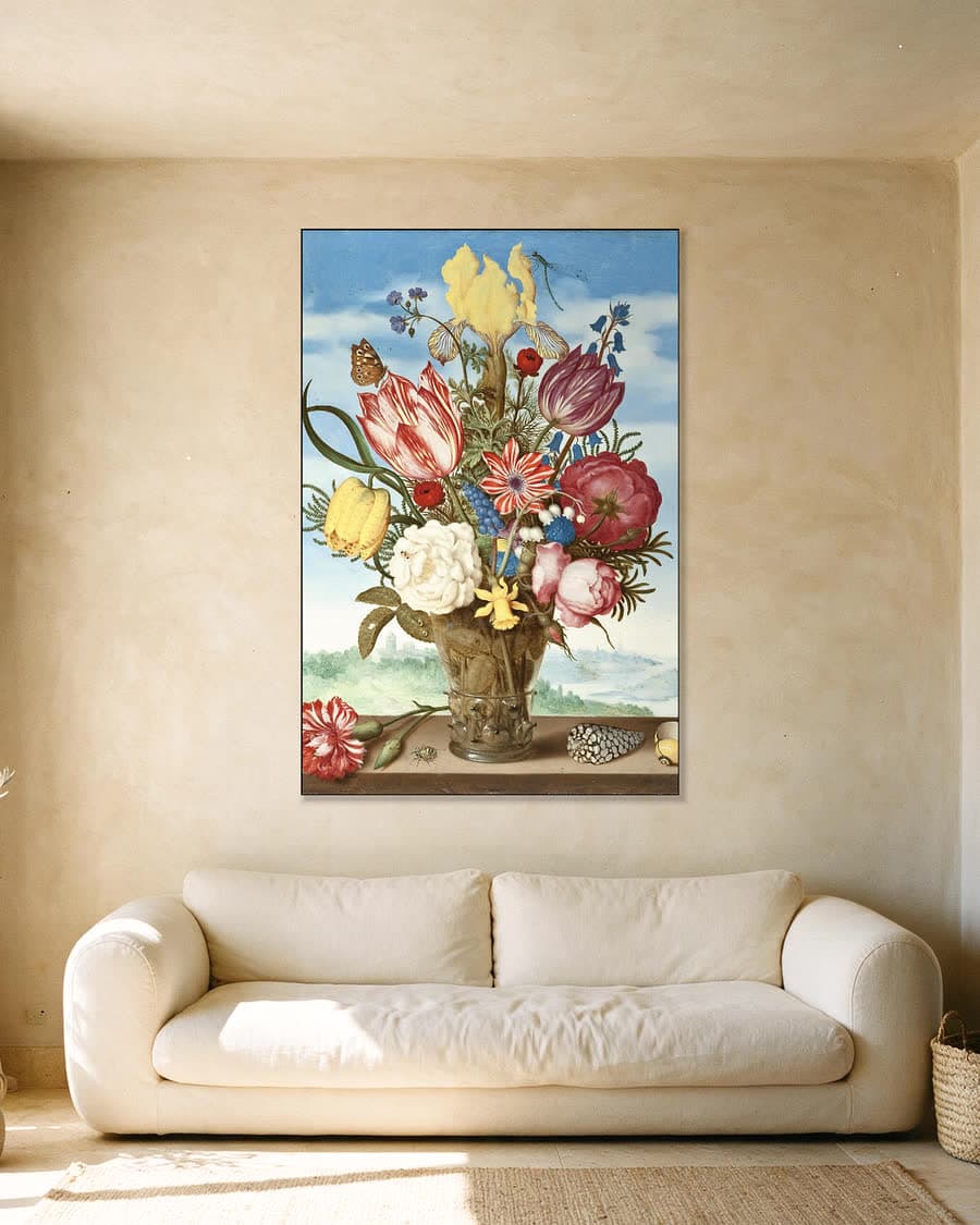 Boeket bloemen op een richel in een aluminium frame aan dezelfde muur