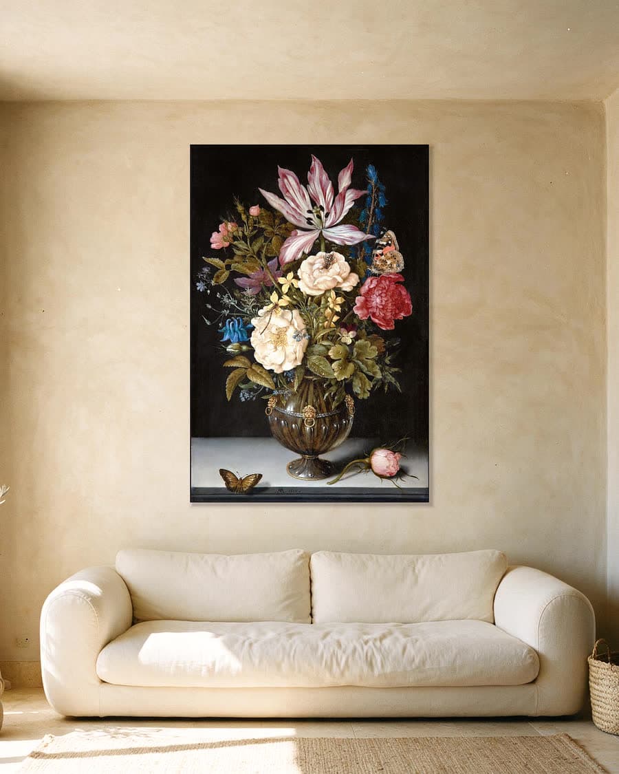 Bloemstilleven met tulpen in een aluminium frame aan dezelfde muur