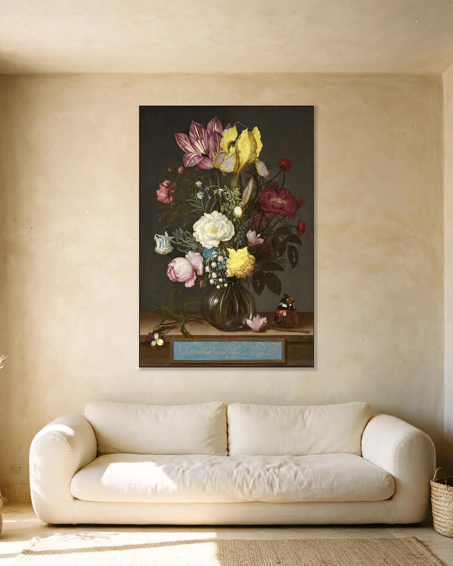 Boeket bloemen in een glazen vaas in een aluminium frame aan dezelfde muur