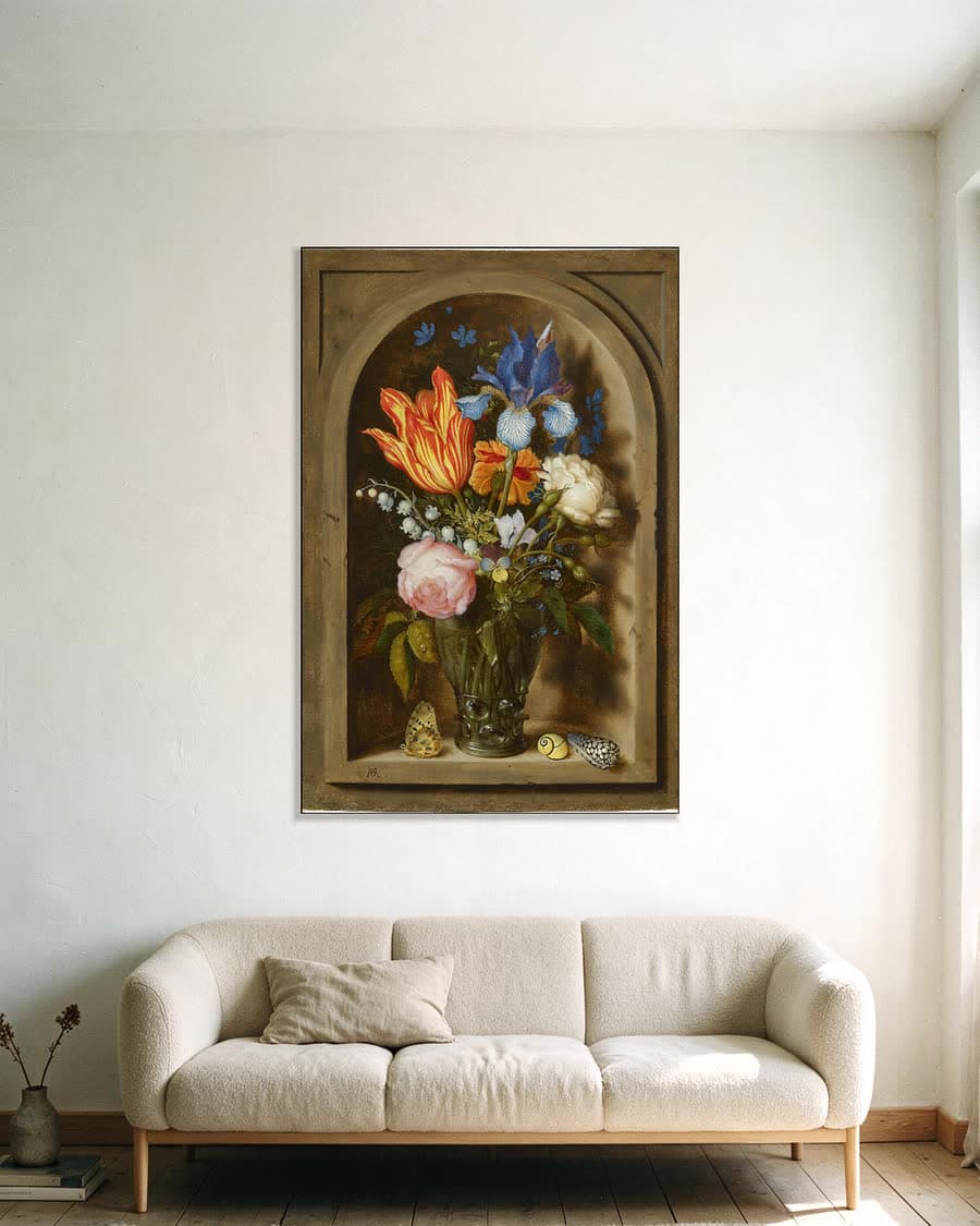 Boeket in een glazen vaas in een aluminium frame aan dezelfde muur