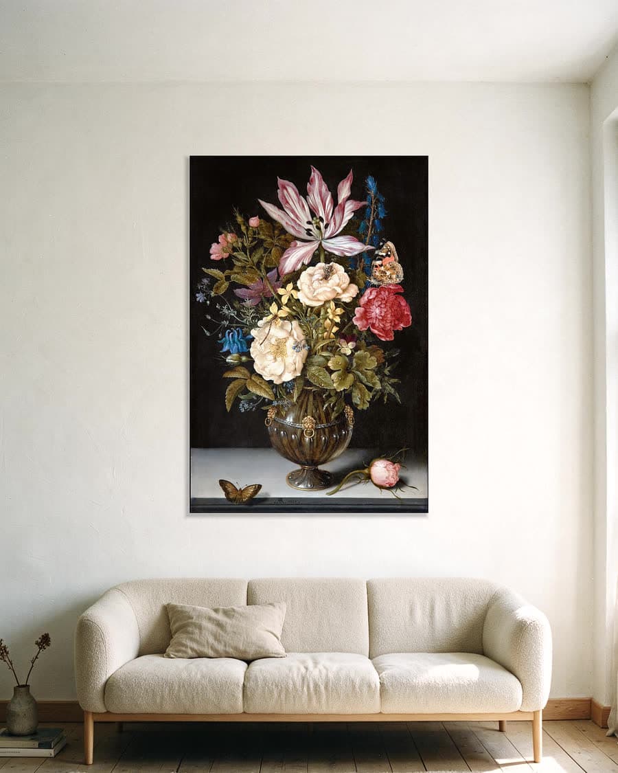 Bloemstilleven met tulpen in een aluminium frame aan dezelfde muur