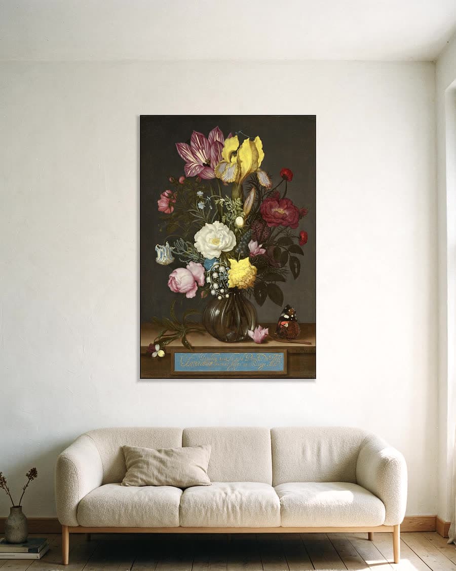 Boeket bloemen in een glazen vaas in een aluminium frame aan dezelfde muur