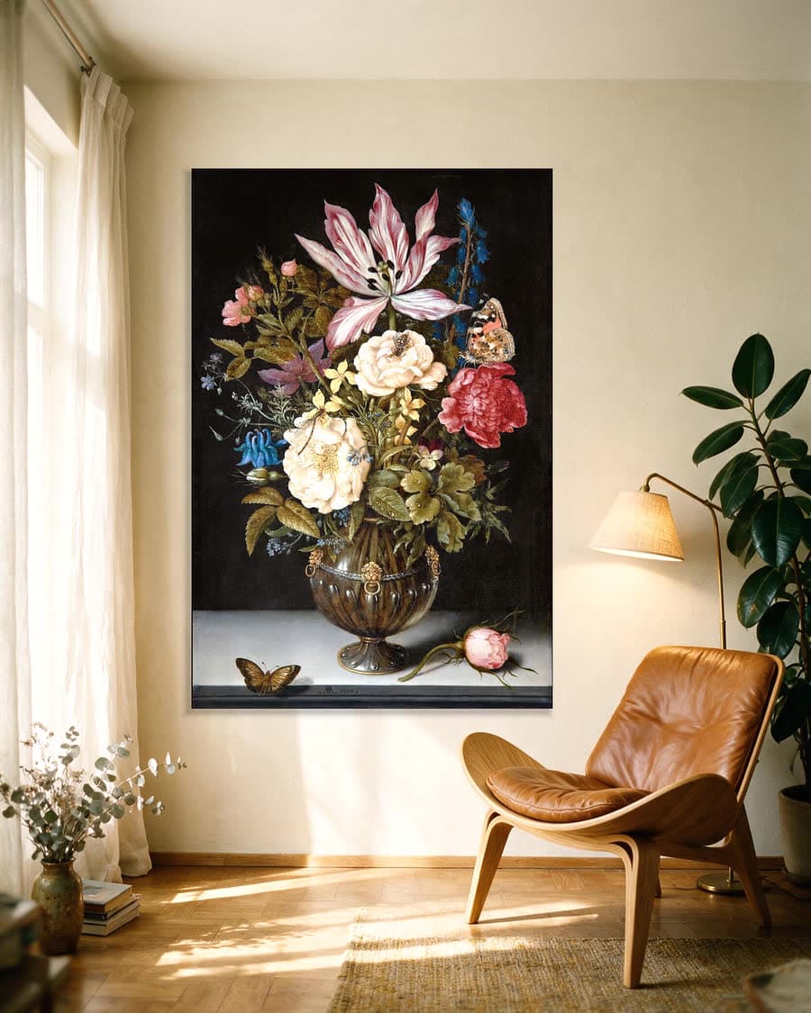 Bloemstilleven met tulpen in een aluminium frame aan dezelfde muur