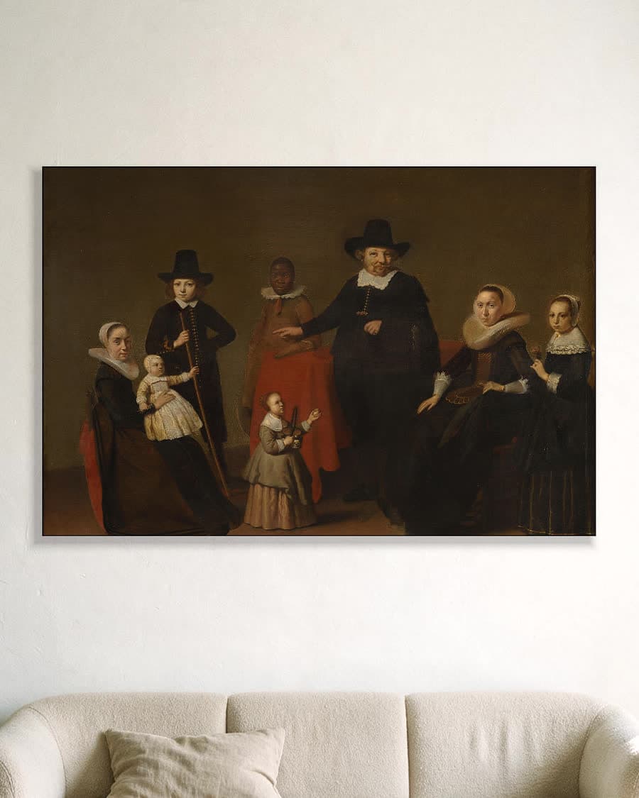 Familiegroep met een zwarte man in een aluminium frame aan dezelfde muur