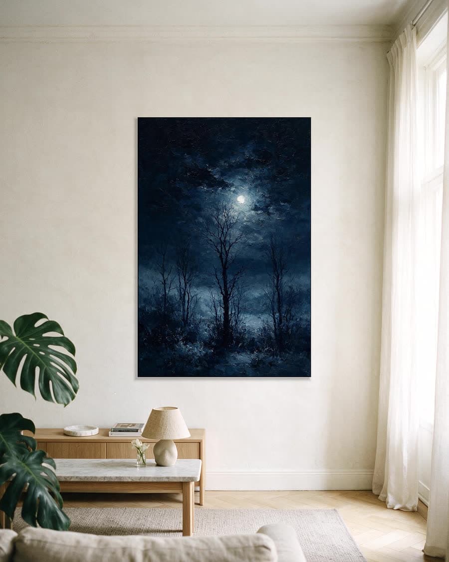 Bomen tegen de nachtlucht in een aluminium frame aan dezelfde muur