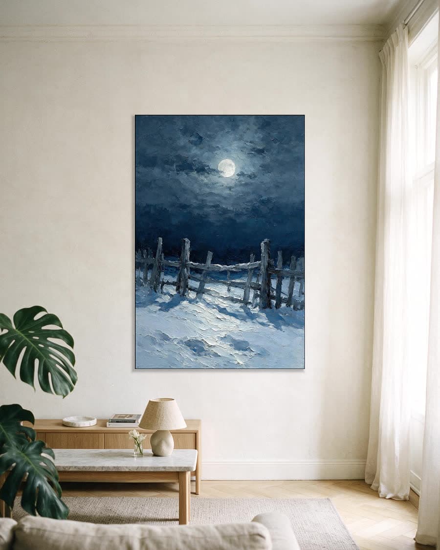 Hek in de sneeuw in een aluminium frame aan dezelfde muur