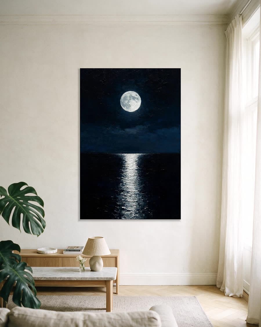 Maan boven het water in een aluminium frame aan dezelfde muur