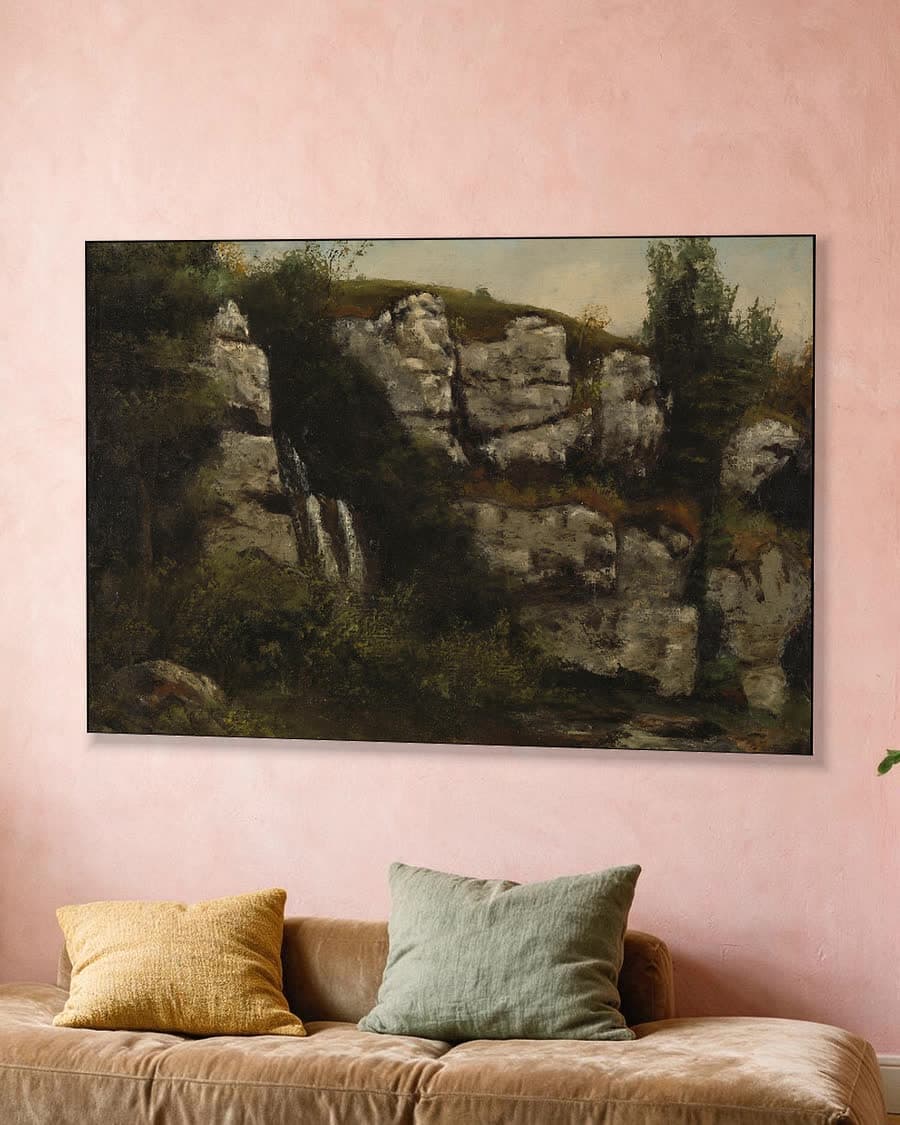 Landschap met rotsen en waterval in een aluminium frame aan dezelfde muur