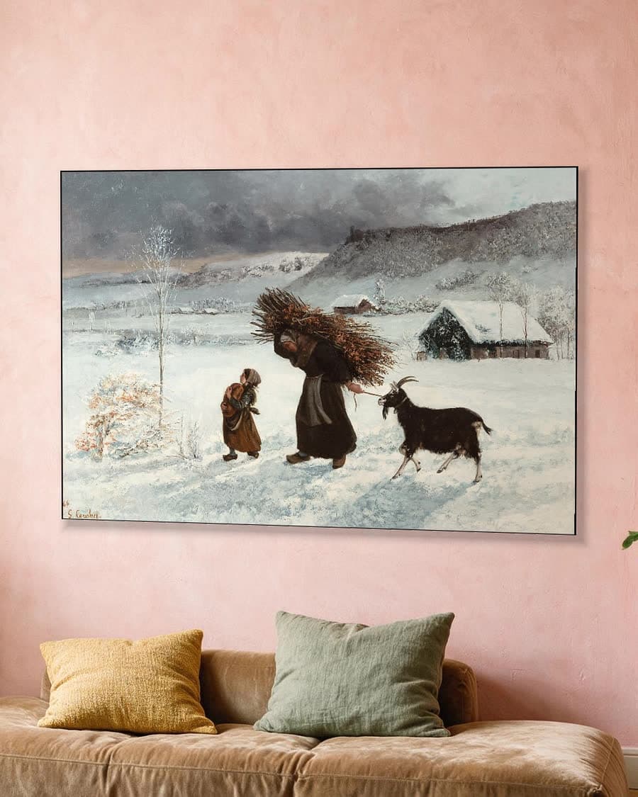 De arme vrouw van het dorp in een aluminium frame aan dezelfde muur