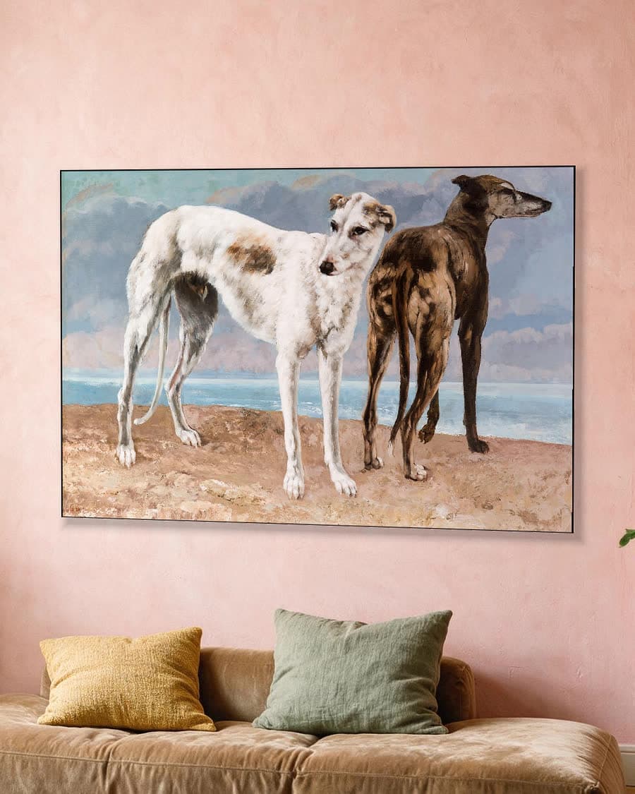 De windhonden van de graaf de Choiseul in een aluminium frame aan dezelfde muur