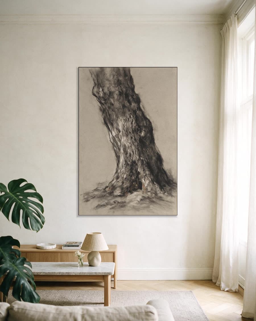Boomstam in een aluminium frame aan dezelfde muur