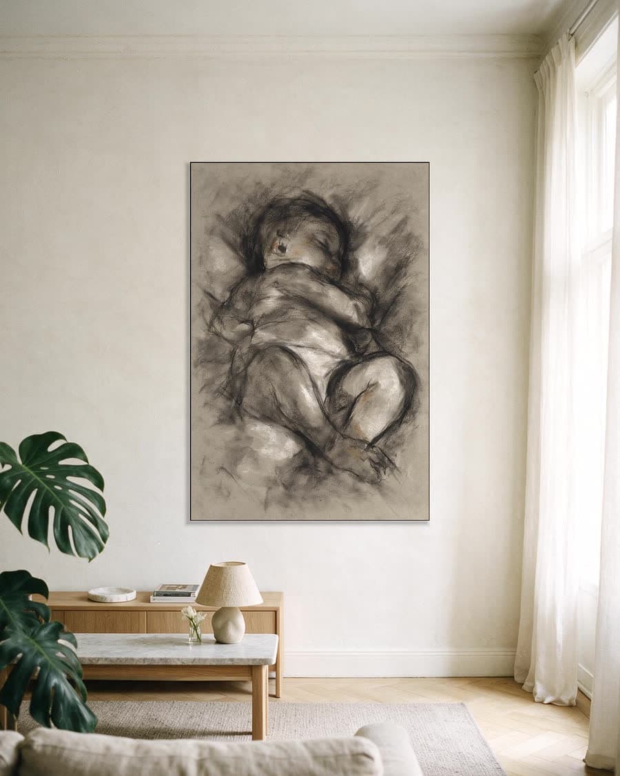 Slapend kind in een aluminium frame aan dezelfde muur