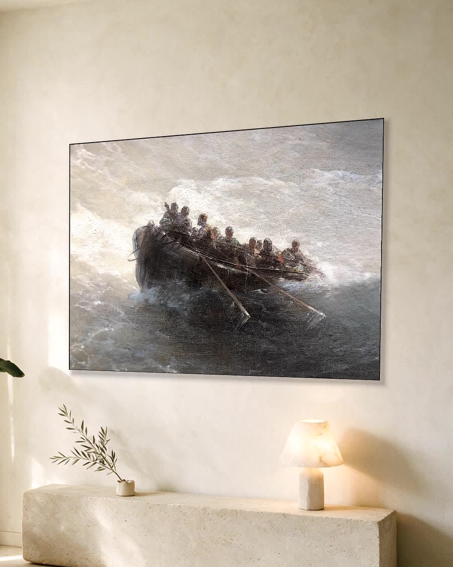 Boot met mensen in een aluminium frame aan dezelfde muur